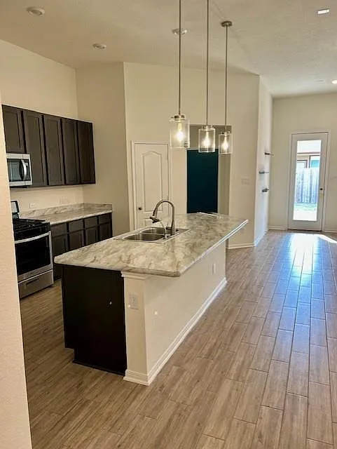 3 bed, 2.0 bath, 1951 sqft, $2,300 — Photo 3