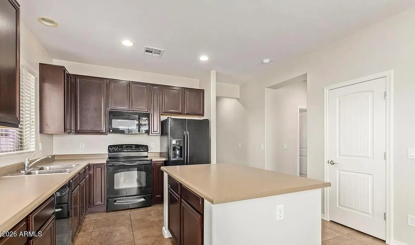 3 bed, 3.0 bath, 1753 sqft, $1,295 — Photo 4