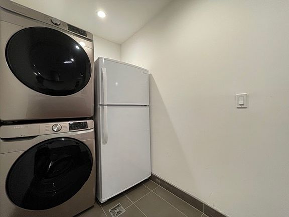 5th image of 938 Ingerson Ave APT A