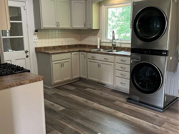 3rd image of 660 Sanderson Ave