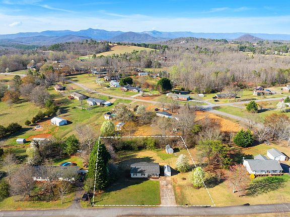 3rd image of 110 N Blue Ridge Cir