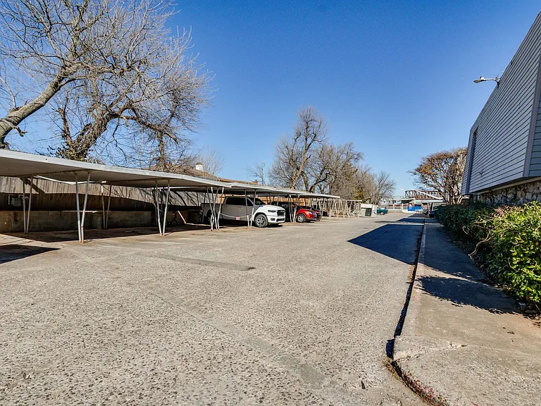 6026 Nw Expy #C — Photo 31