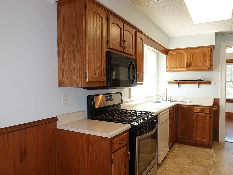 914 E Losey St — Photo 16