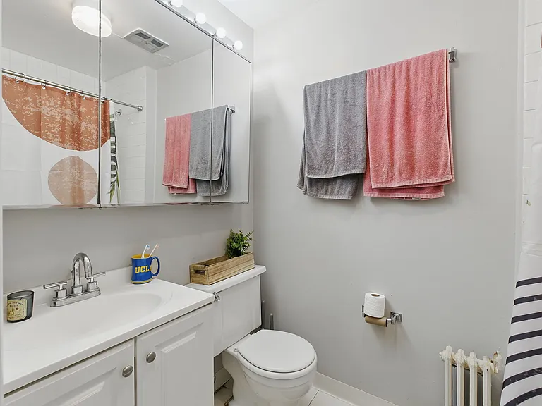 2531 N Burling St #2 — Photo 8