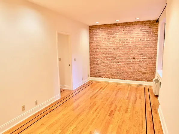 61 W 10th St APT 3D, New York, NY 10011