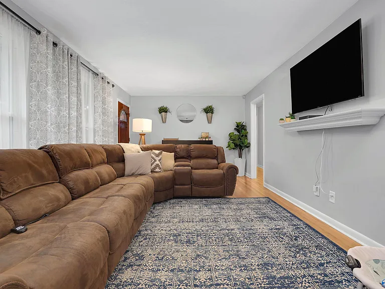 619 Graycroft Dr SW — Photo 3