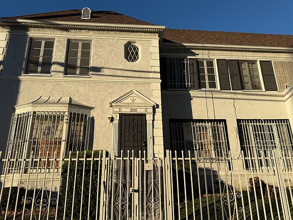 2nd image of 860 S Kenmore Ave #3055