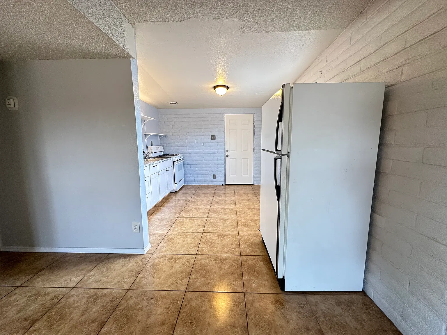 Renovated 2 bedroom, 1 bath duplex for rent! — Photo 4
