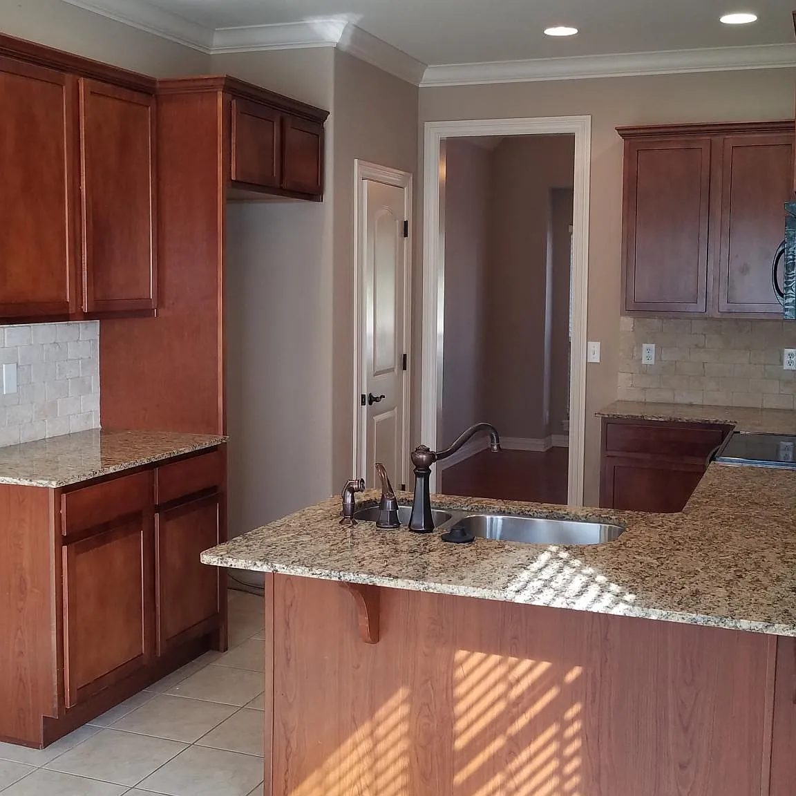 5 bed, 2.5 bath, 2568 sqft, $2,600 — Photo 4