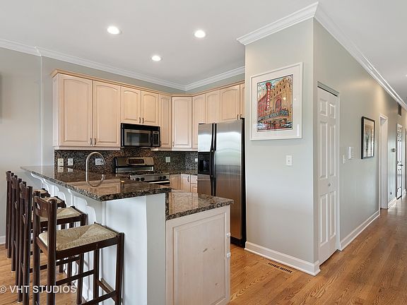 4th image of 1530 W Fullerton Ave APT 3