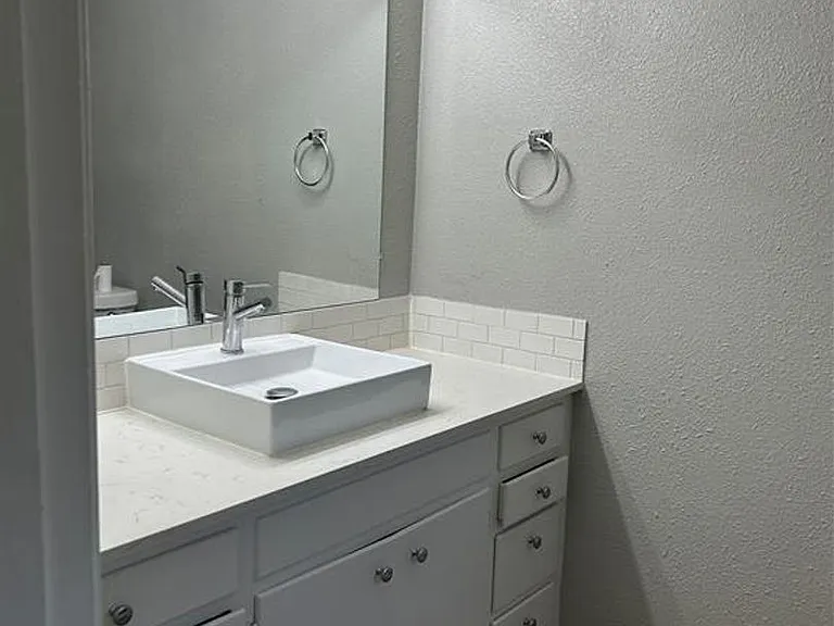 1910 Westridge Dr — Photo 11