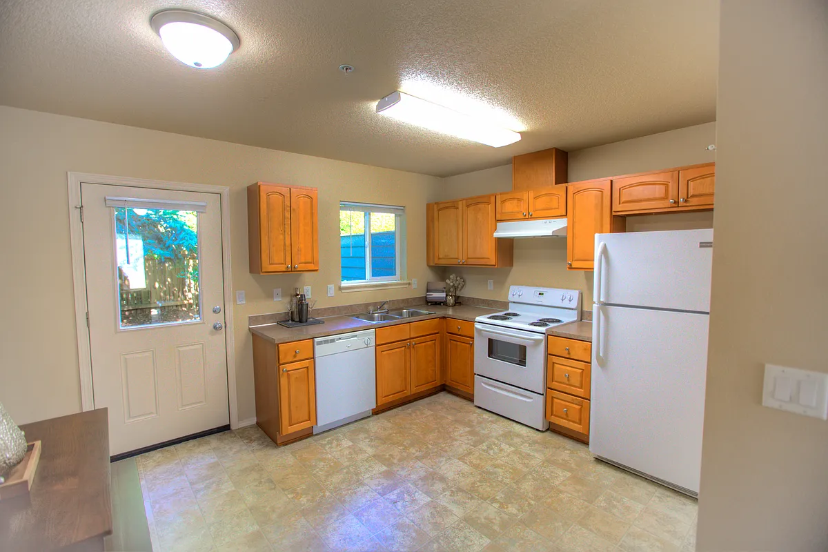 Kitchen - 1205 Oakhill Ave SE #106