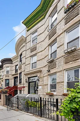 Rented by Compass | media 24