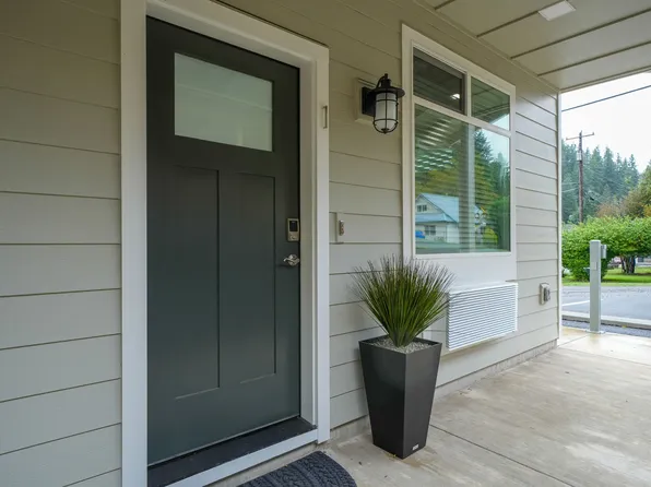 195 NW 6th St #1, Toledo, OR 97391