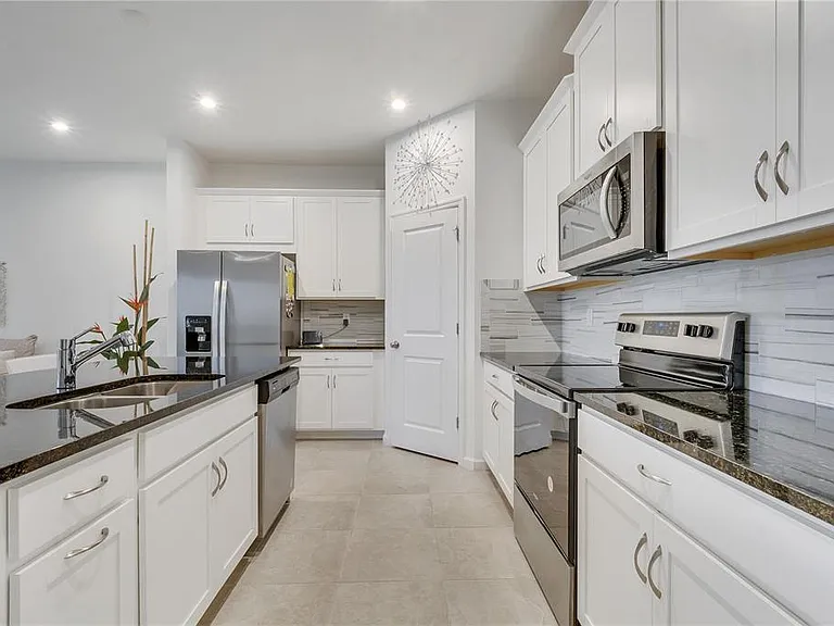 1098 Boardwalk Pl — Photo 2