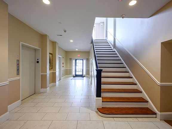 5th image of 203 Middle St Unit 5