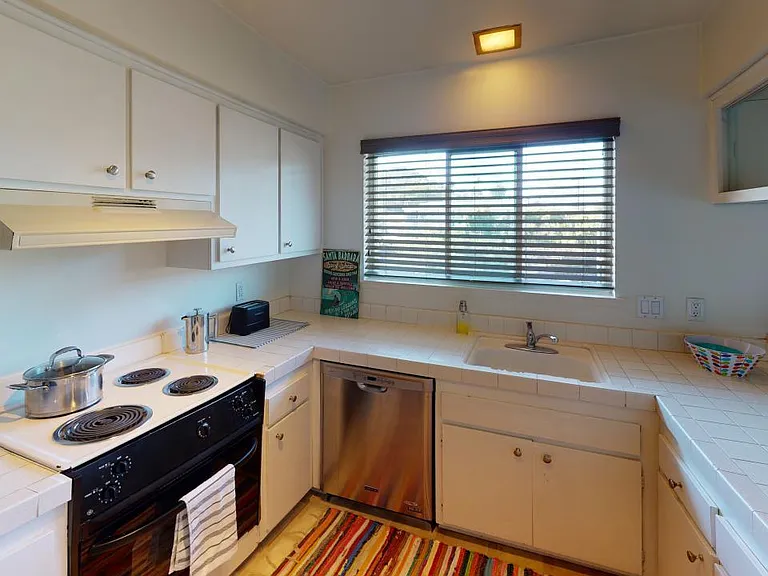 831 Cliff Dr — Photo 31
