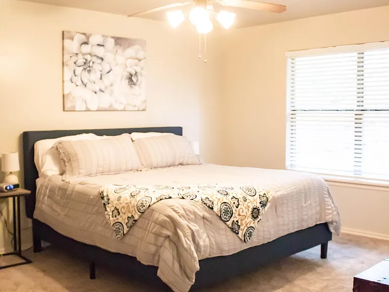 Master bedroom, king bed