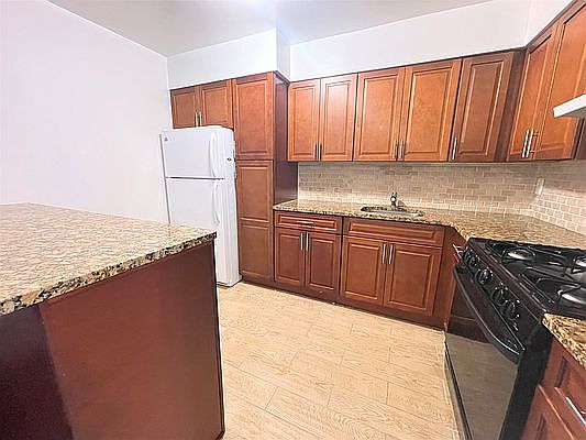 3rd image of 25-08 46th St