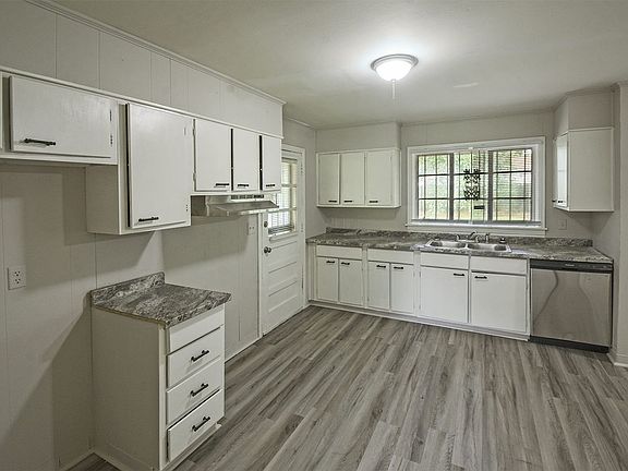 5th image of 1485 Carol Dr