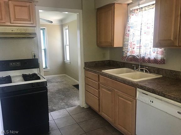 4th image of 12909 Thraves Ave