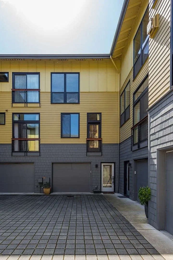 Stunning Three-Bedroom Townhome in Desirable Johns Landing! — Photo 1
