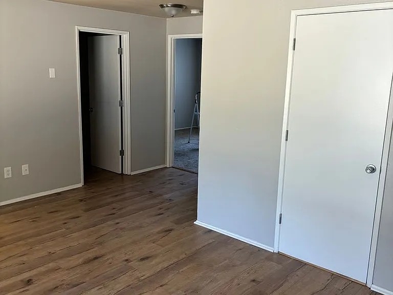 Sherman Oaks Apartments — Photo 7