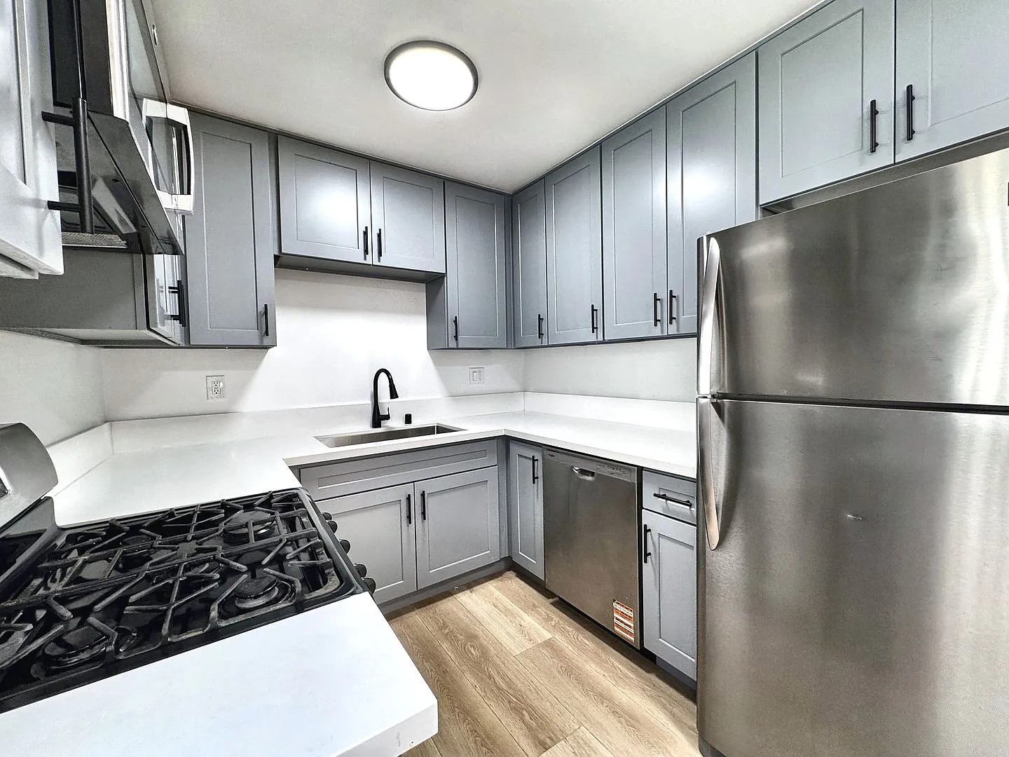 840 w 52nd St — Photo 3