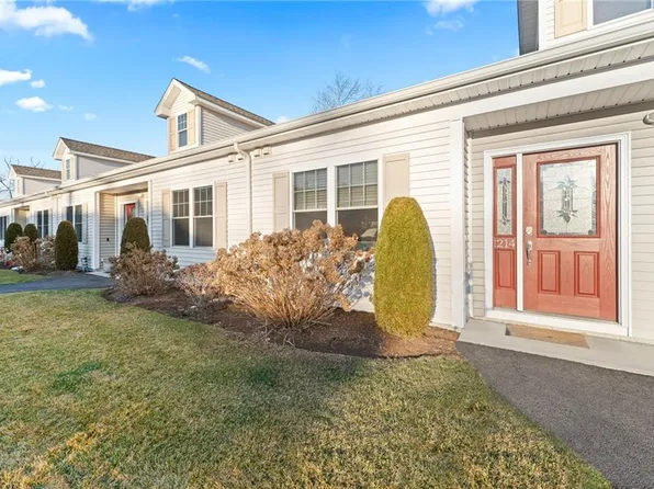 12 Gray Coach Ln Unit 1214, Cranston, RI 02921
