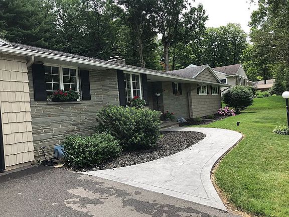 5th image of 118 Munro Dr