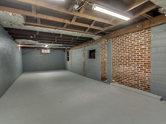 1/2 Basement easy to finish