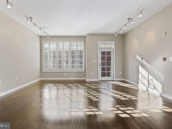 4th image of 1610 N Queen St #245