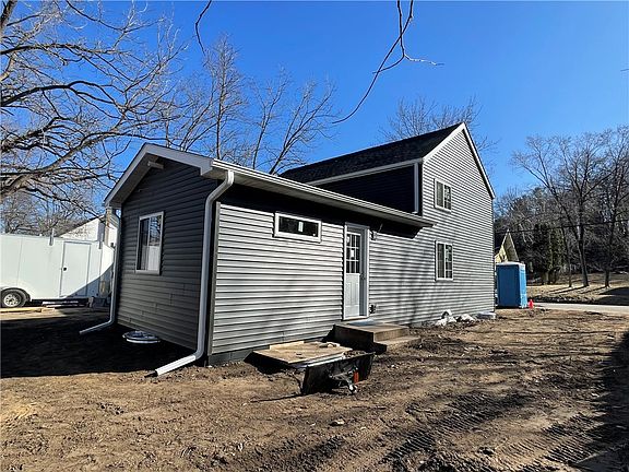 4th image of 815 11th Street E