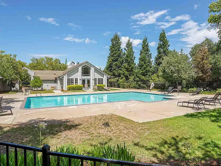 1058 Deer Oak Pl — Photo 14