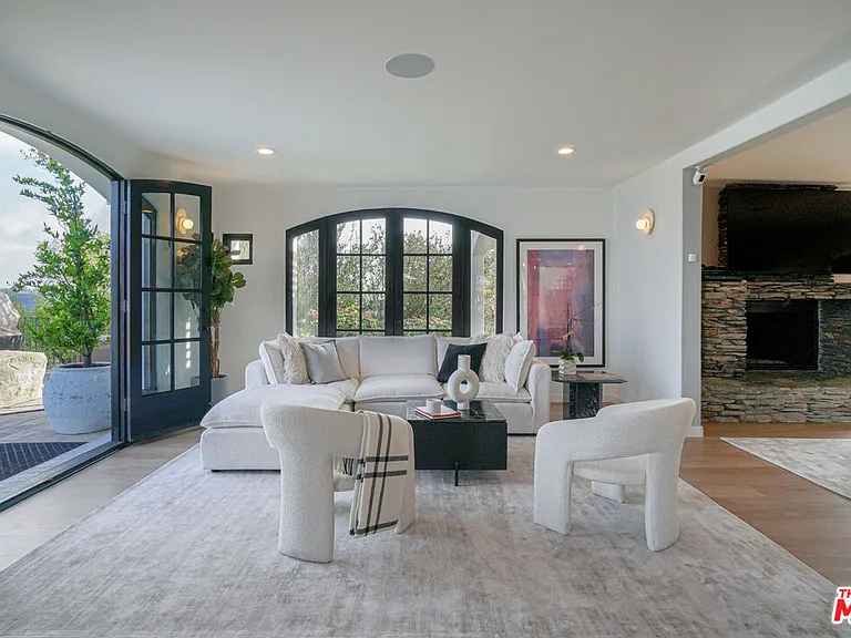 13211 Mulholland Dr — Photo 28