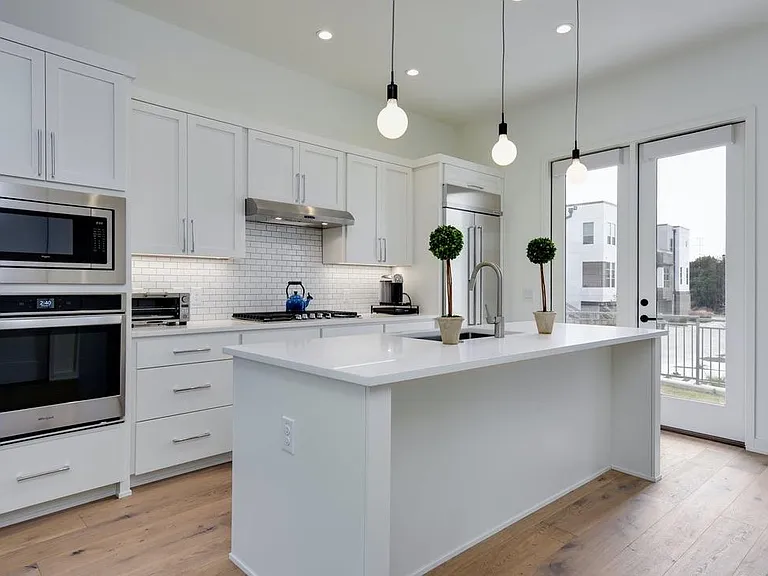 3301 Cantwell Ln — Photo 2
