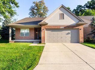 13617 Ridgepoint Dr, Sterling Heights, MI 48313