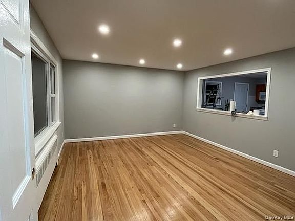 3rd image of 915 11th St #11