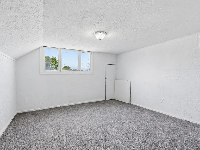 1010 W 2nd St #3 — Photo 6