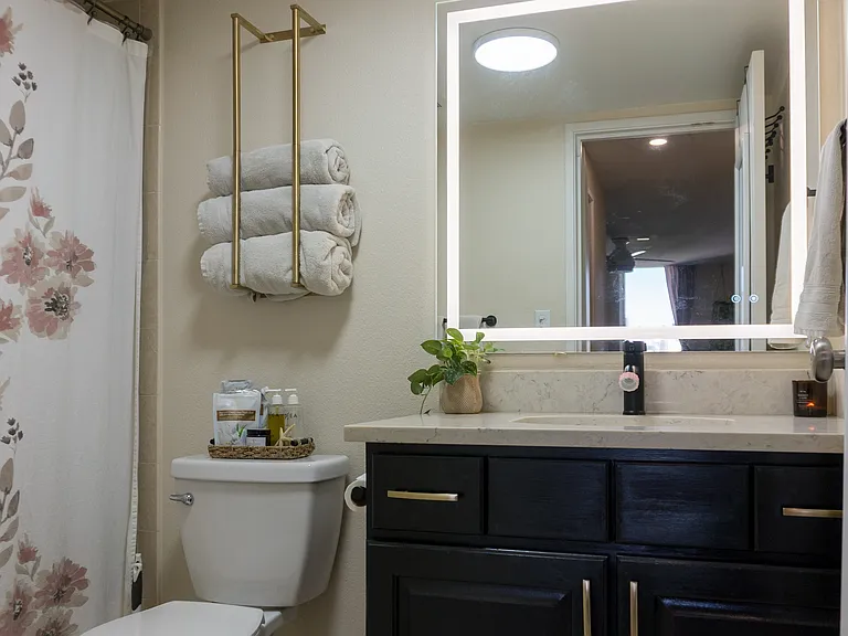 Full Bathroom 2 (ensuite)