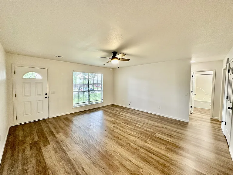 802 E Kara Ln — Photo 3