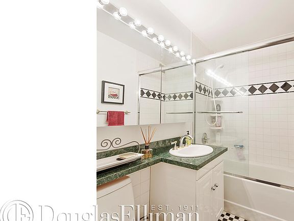 5th image of 118 E 60th St APT 19B