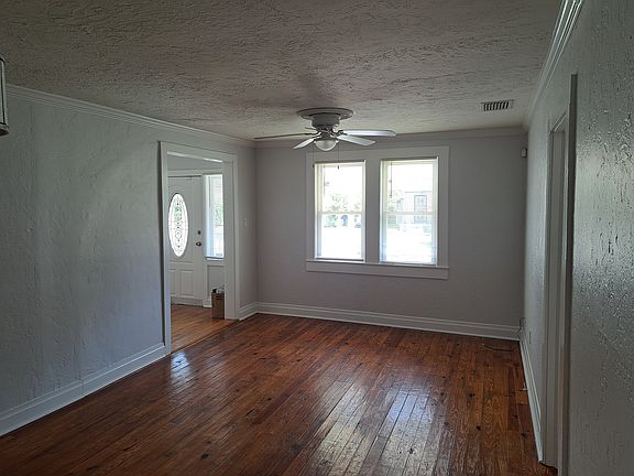 3rd image of 915 W Woodlawn Ave