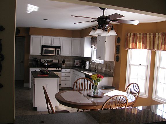 Kitchen and Breakfast Island