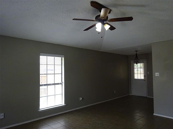 4th image of 542 Bluebird Ln