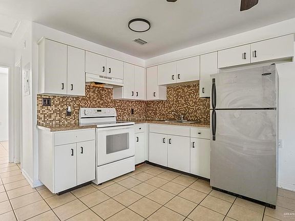 4th image of 213 E Sam Houston Blvd