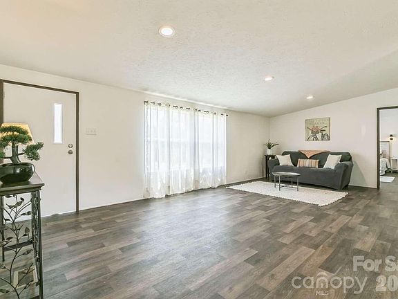 4th image of 881 Hines Rd