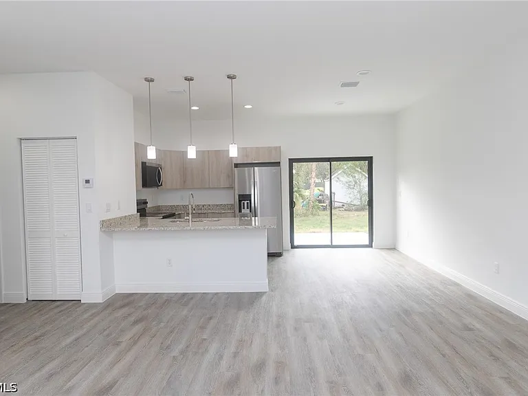 1217 Cellini St E — Photo 16