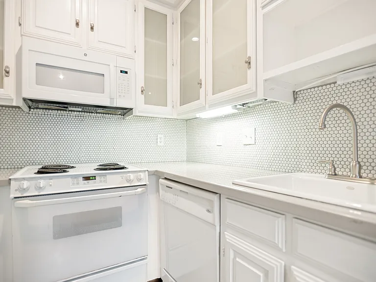 3905 Gilbert Ave #A — Photo 8