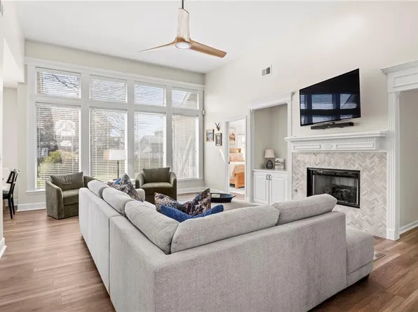 909 SE 13th St, Lees Summit, MO 64081